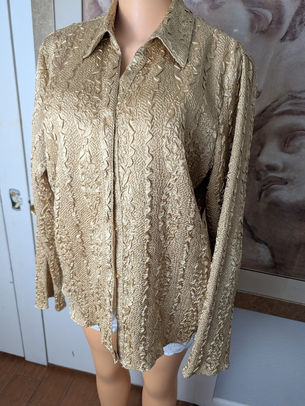 Essentials by Milano Gold puckered patterned button-down shirt. Size L